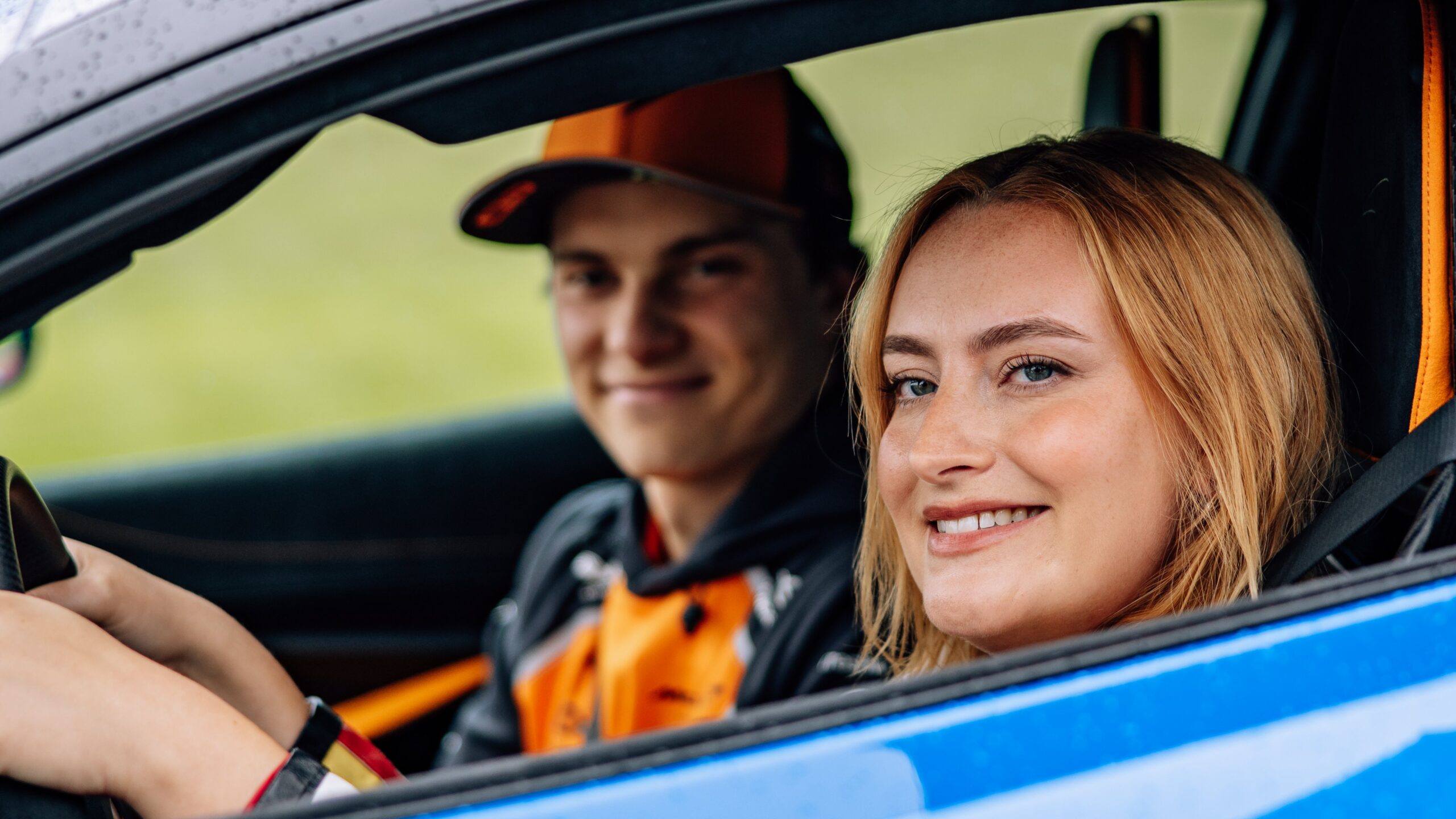 F1: Pilotos vão ser instrutores de Amelia Dimoldenberg em nova série para o YouTube