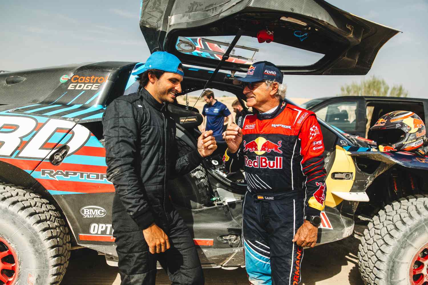 Carlos Sainz e Carlos Sainz Jr: Lenda do ralis e estrela da F1 levam a adrenalina do deserto para casa