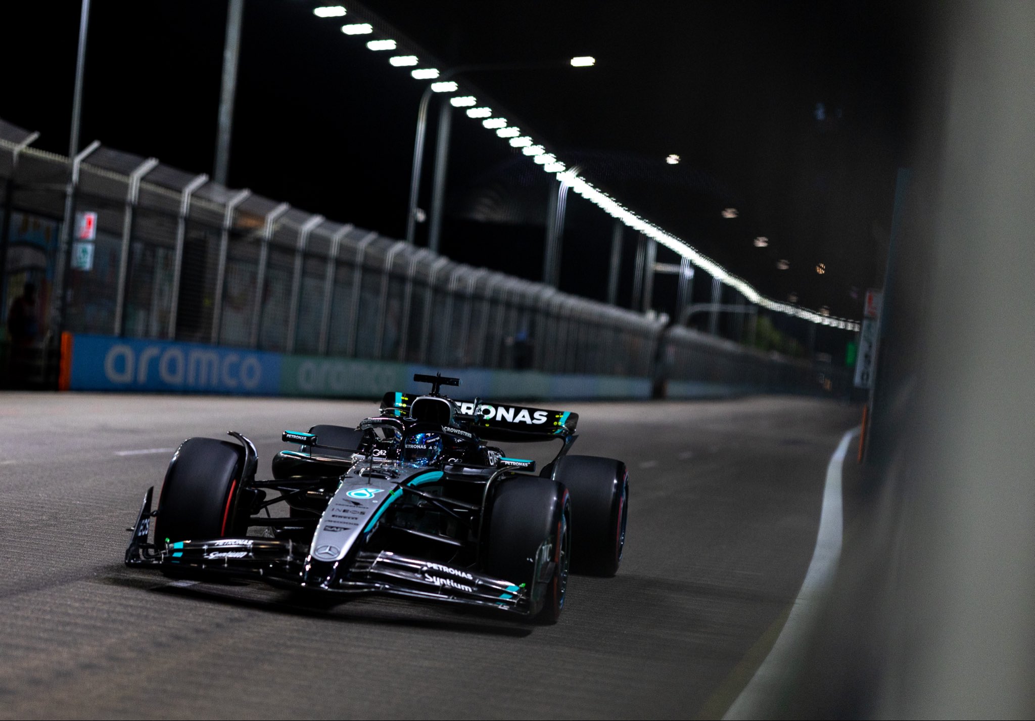 GP Singapura F1: George Russell vence, McLaren conquista bicampeonato