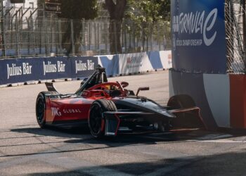 Fórmula E: Penalização de Pascal Wehrlein dá a pole a Jake Dennis