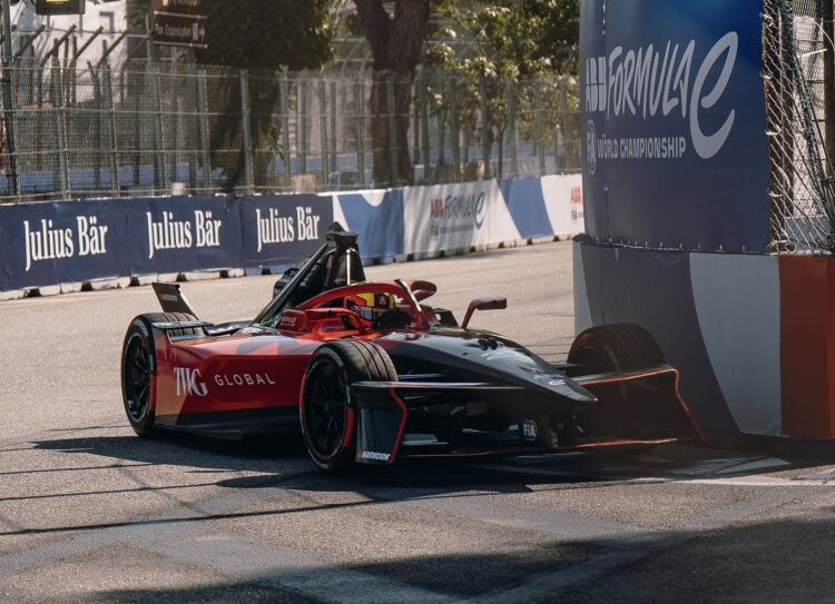 Fórmula E: Penalização de Pascal Wehrlein dá a pole a Jake Dennis