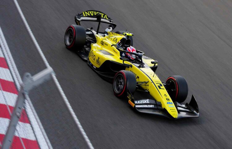 Roman Stanek na pole position da Fórmula 2 em Yas Marina