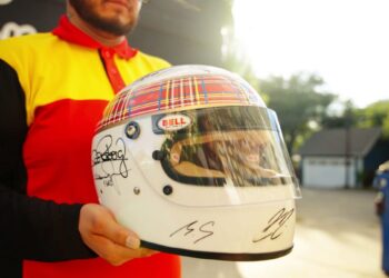 Autógrafo de Schumacher no capacete de Sir Jackie Stewart no top 5 da DHL