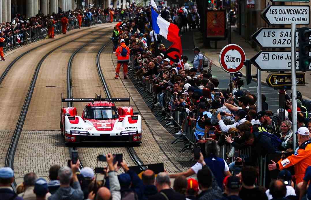 24 Horas de Le Mans: Desfile urbano expande-se com 19 carros nas ruas da cidade