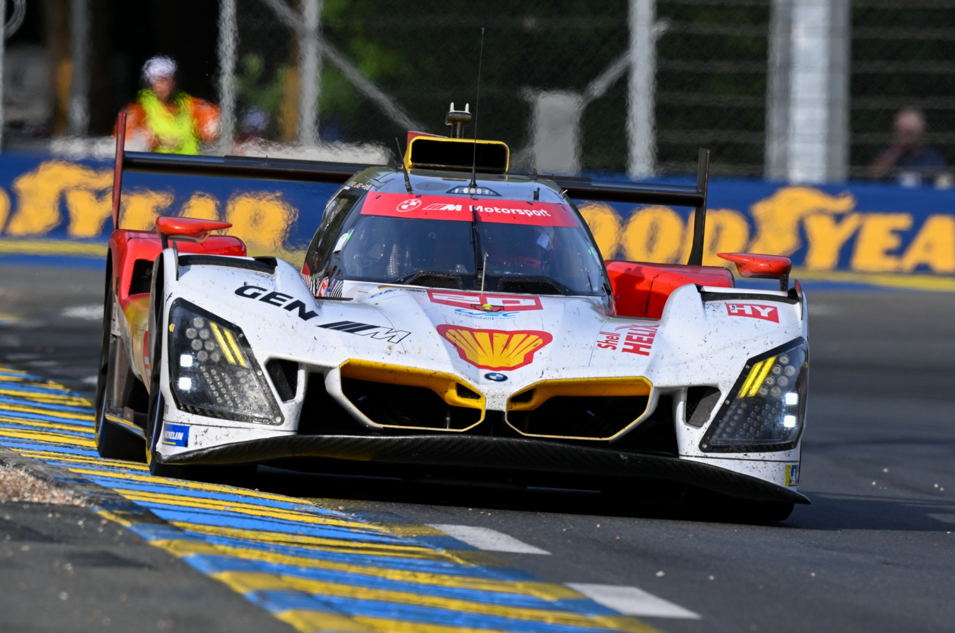 24h de Le Mans/faltam 6 horas: penalizações agitam liderança, BMW assume comando