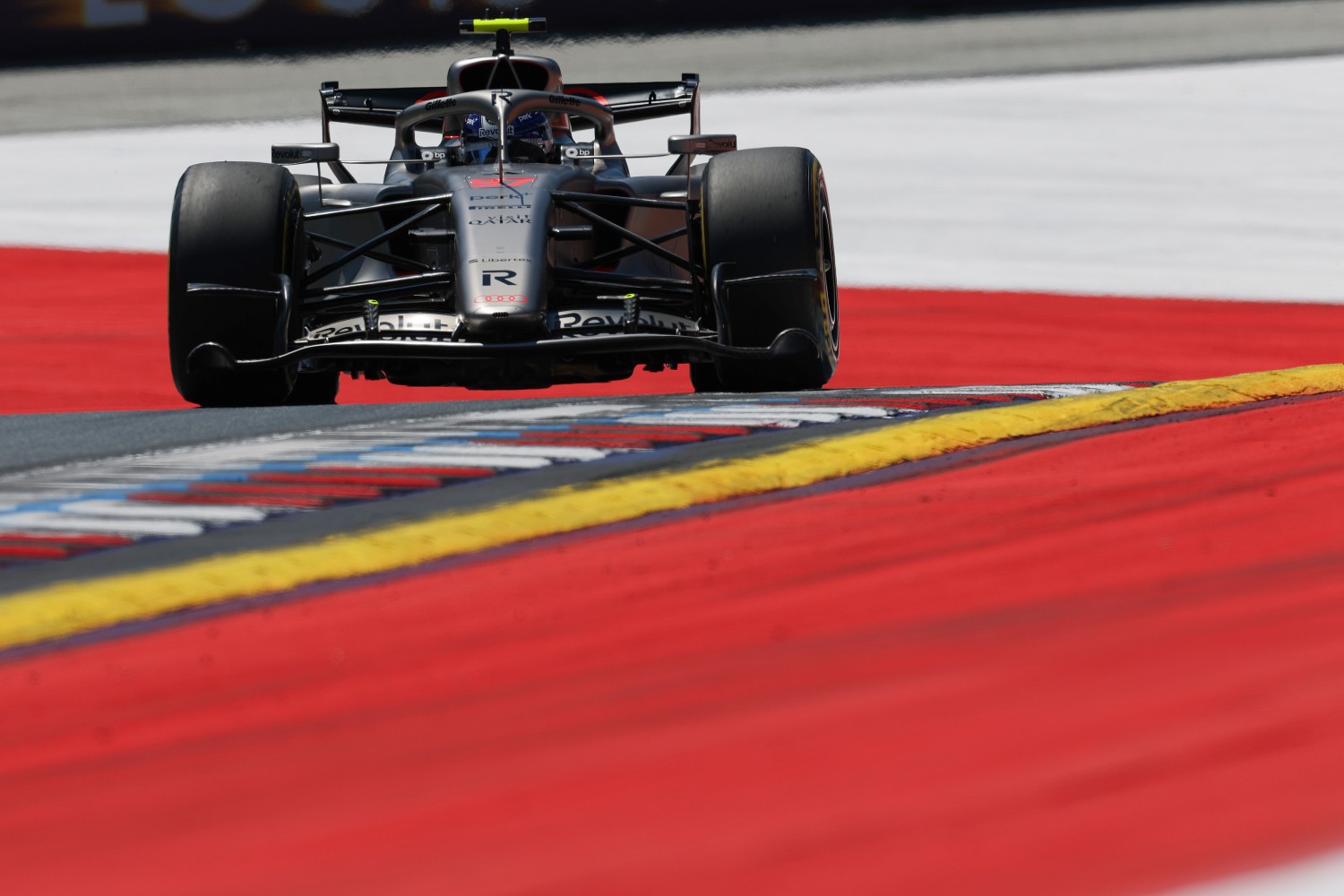 F1: Mattia Binotto questiona abordagem da Mercedes ao ADUO