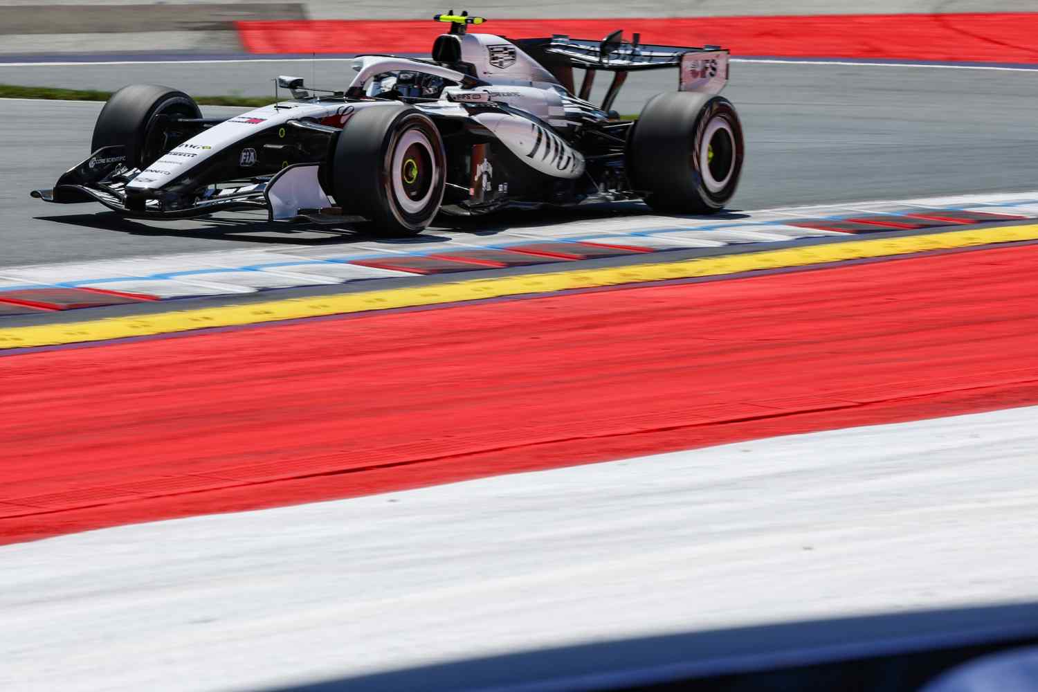 GP Áustria F1: Cadillac sofre com falhas mecânicas nos treinos livres