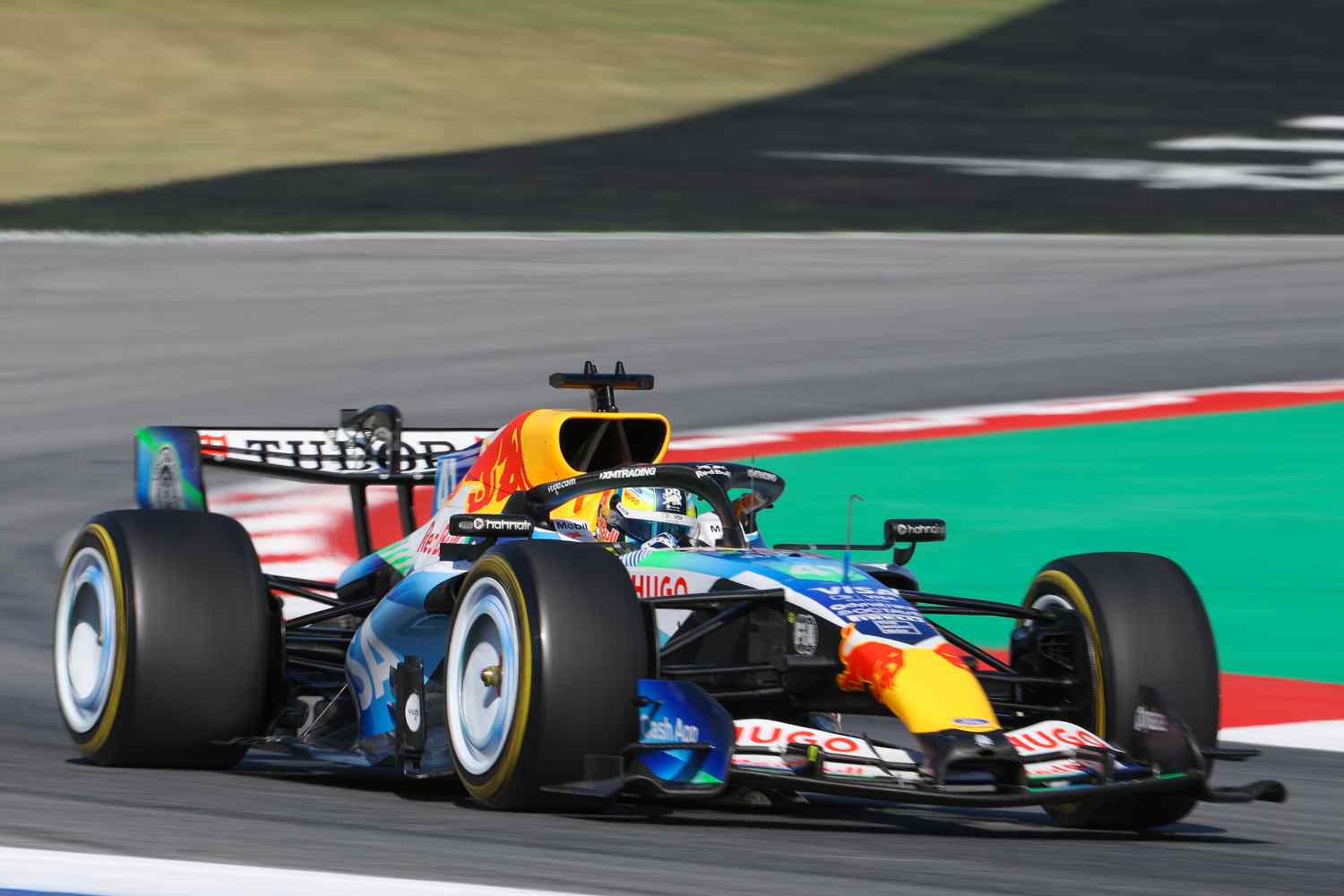 GP de Barcelona F1: abandonos e penalizações salvam domingo difícil na Racing Bulls