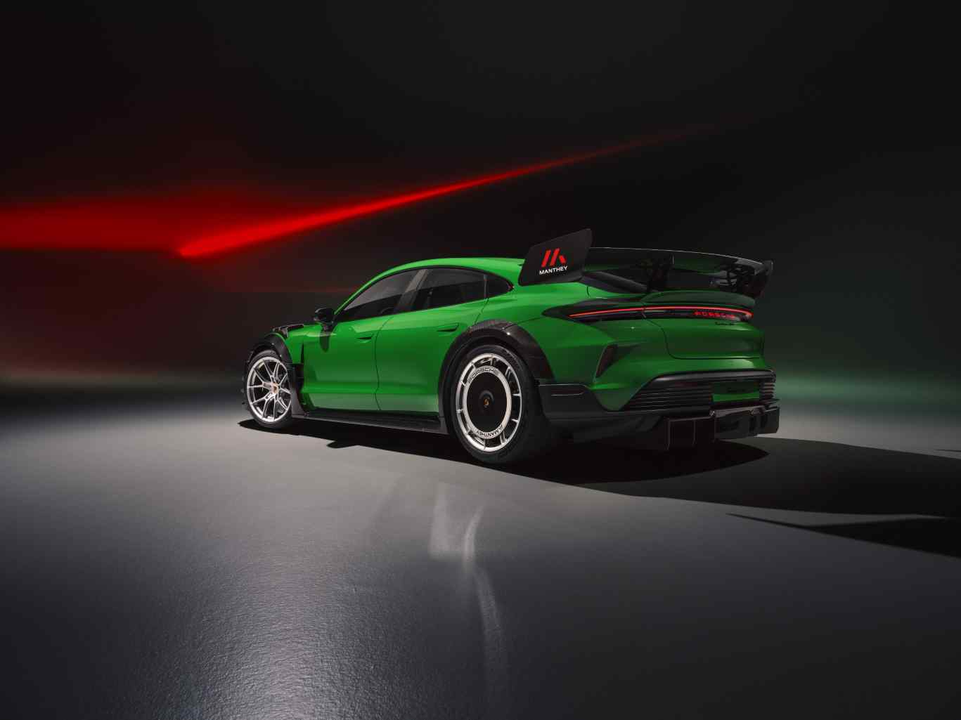 Pirelli P Zero Trofeo RS Equipa Porsche Taycan Turbo GT no recorde do Nürburgring com Manthey Kit
