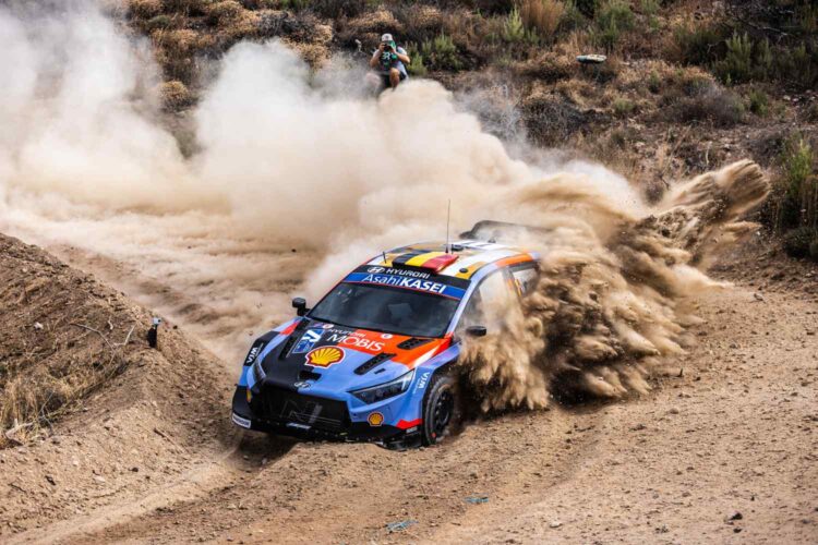 WRC, Rali da Acrópole/PEC4: Neuville novamente líder após furo de Fourmaux