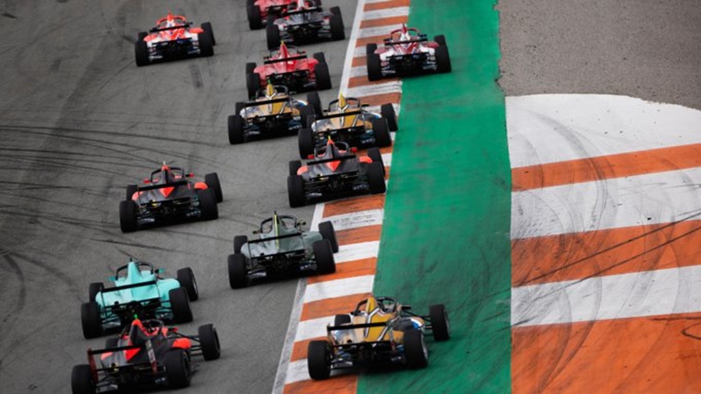 F4 Spain, Portimão: Corrida 1 caótica não sorriu aos portugueses