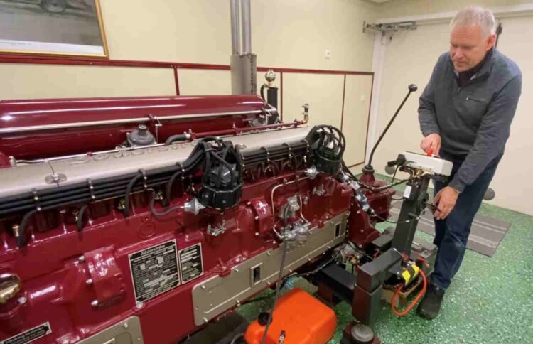 Entusiasta cria motor de 16 cilindros em linha