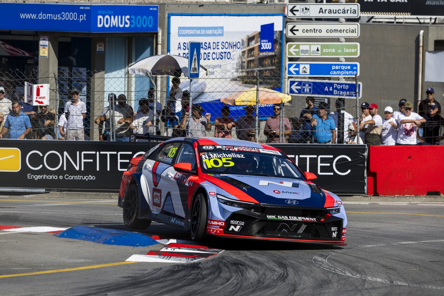 TCR World Tour, Qualificação: Mikel Azcona faz a pole, Manuel Fernandes azarado