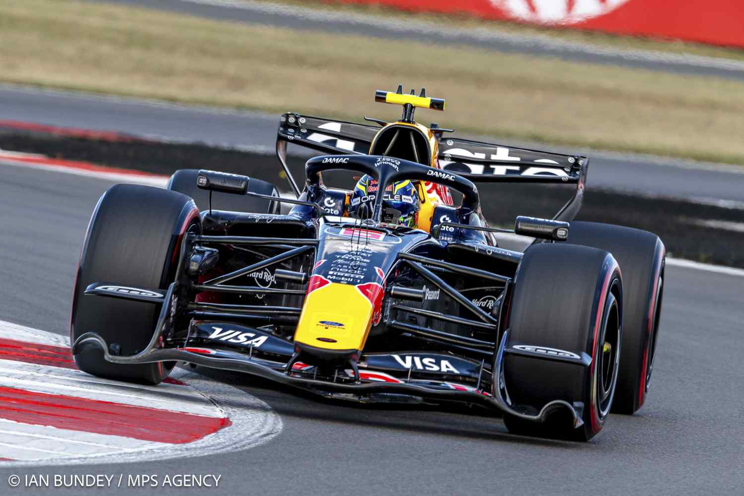 FIA investiga asas traseiras rotativas de Red Bull e Ferrari
