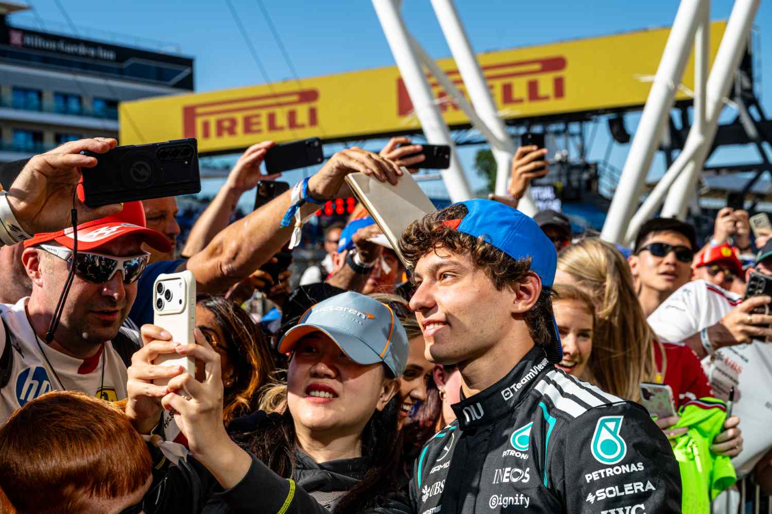 F1, Fisichella confiante no título de Antonelli: “tem cara de bebé, mas quando fecha a viseira…”