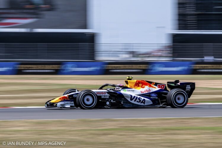 GP Grã-Bretanha F1: Nico Hülkenberg penalizado, Liam Lawson escapa com um aviso