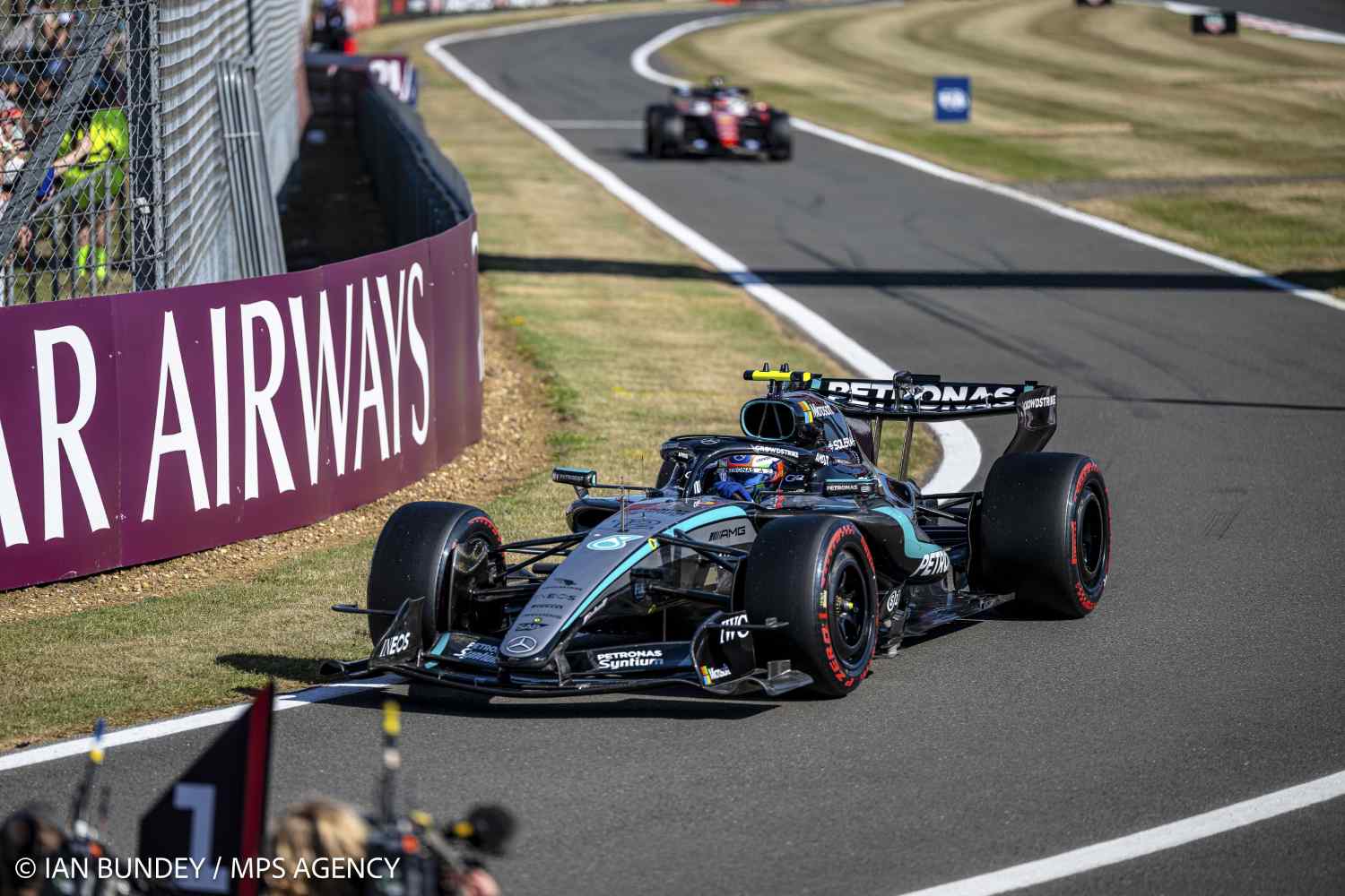 GP Grã Bretanha F1: Kimi Antonelli alarga liderança no Mundial com vitória na Sprint: “10 voltas muito divertidas com o Lewis”