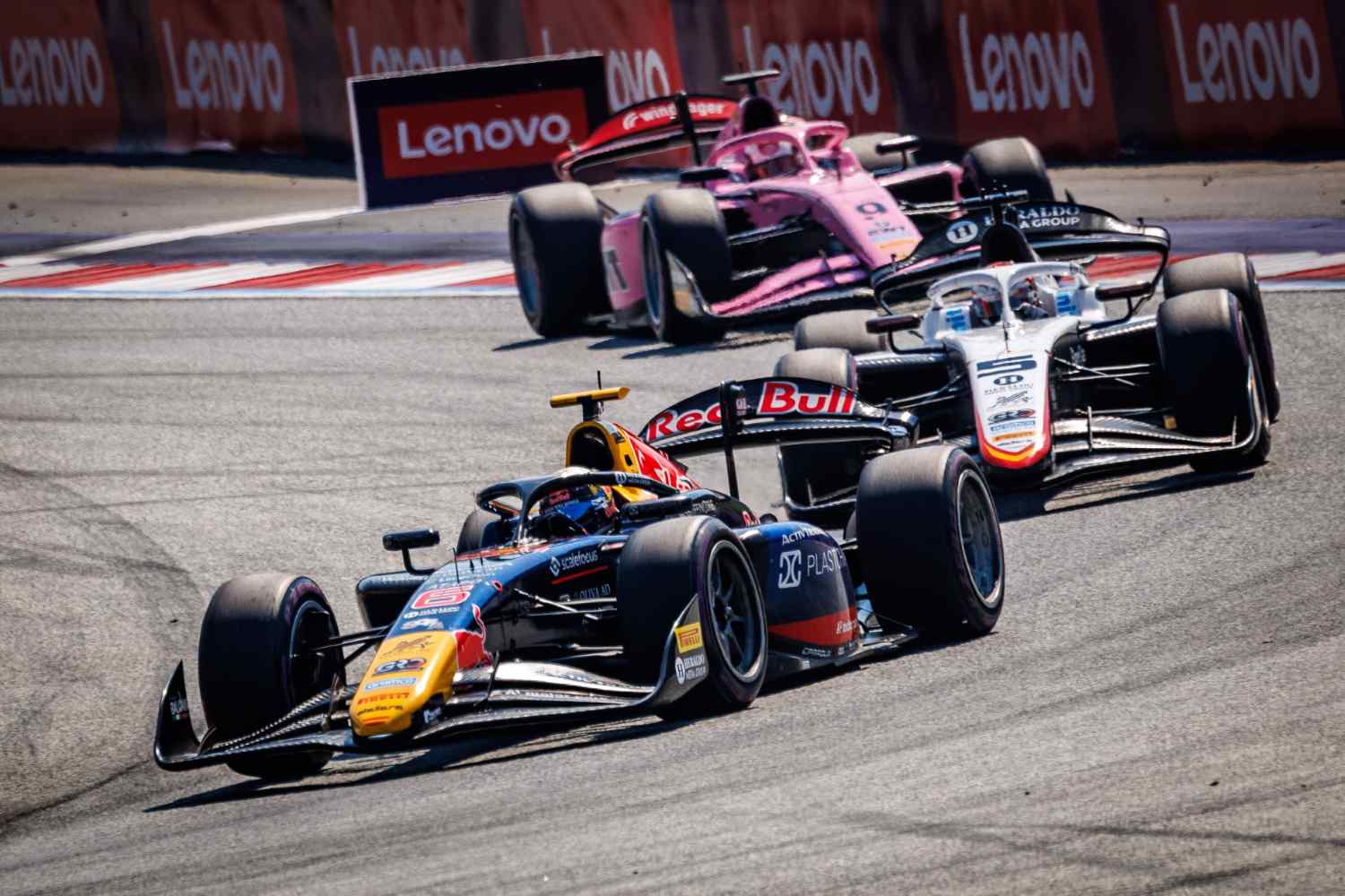 F2 em Silverstone: Duelo ao rubro entre Minì e Tsolov