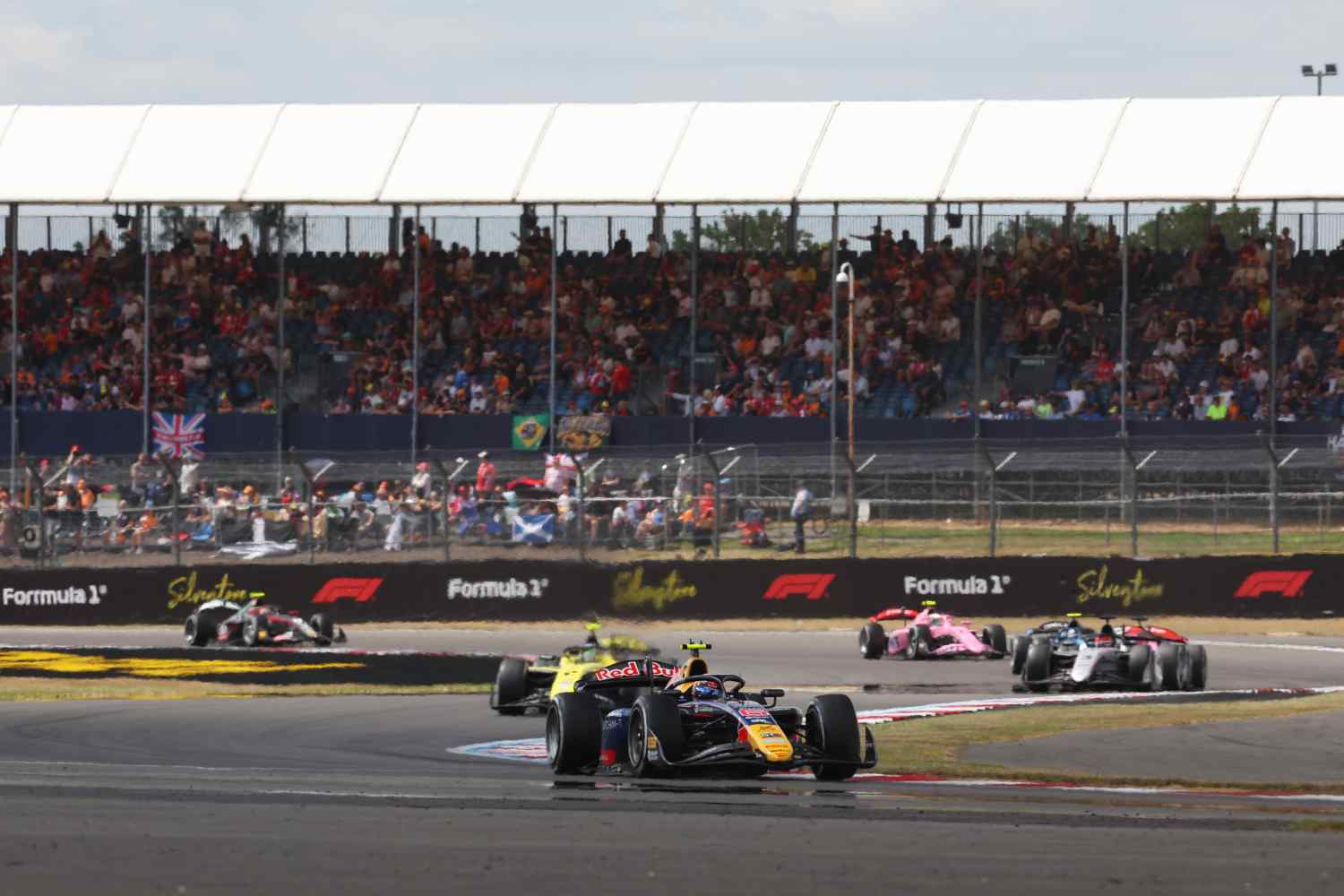 Fórmula 2 em Silverstone: Nikola Tsolov vence Sprint após ultrapassagem na última volta