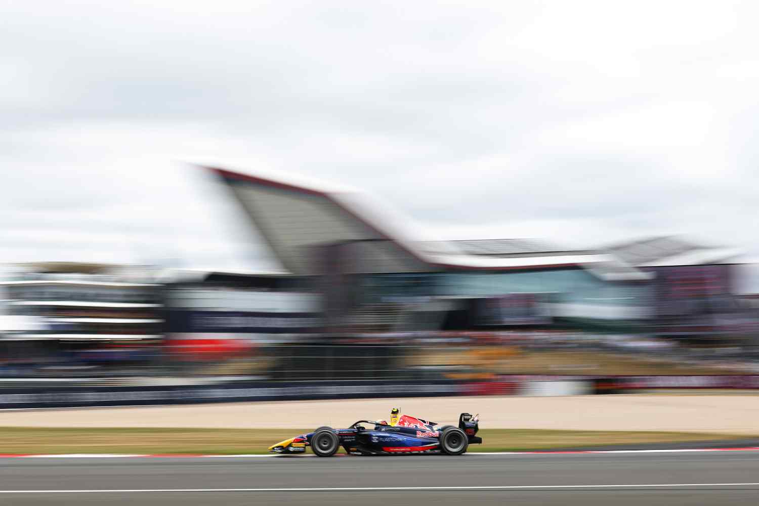 Fórmula 2: Nikola Tsolov faz história em Silverstone com dobradinha na corrida principal