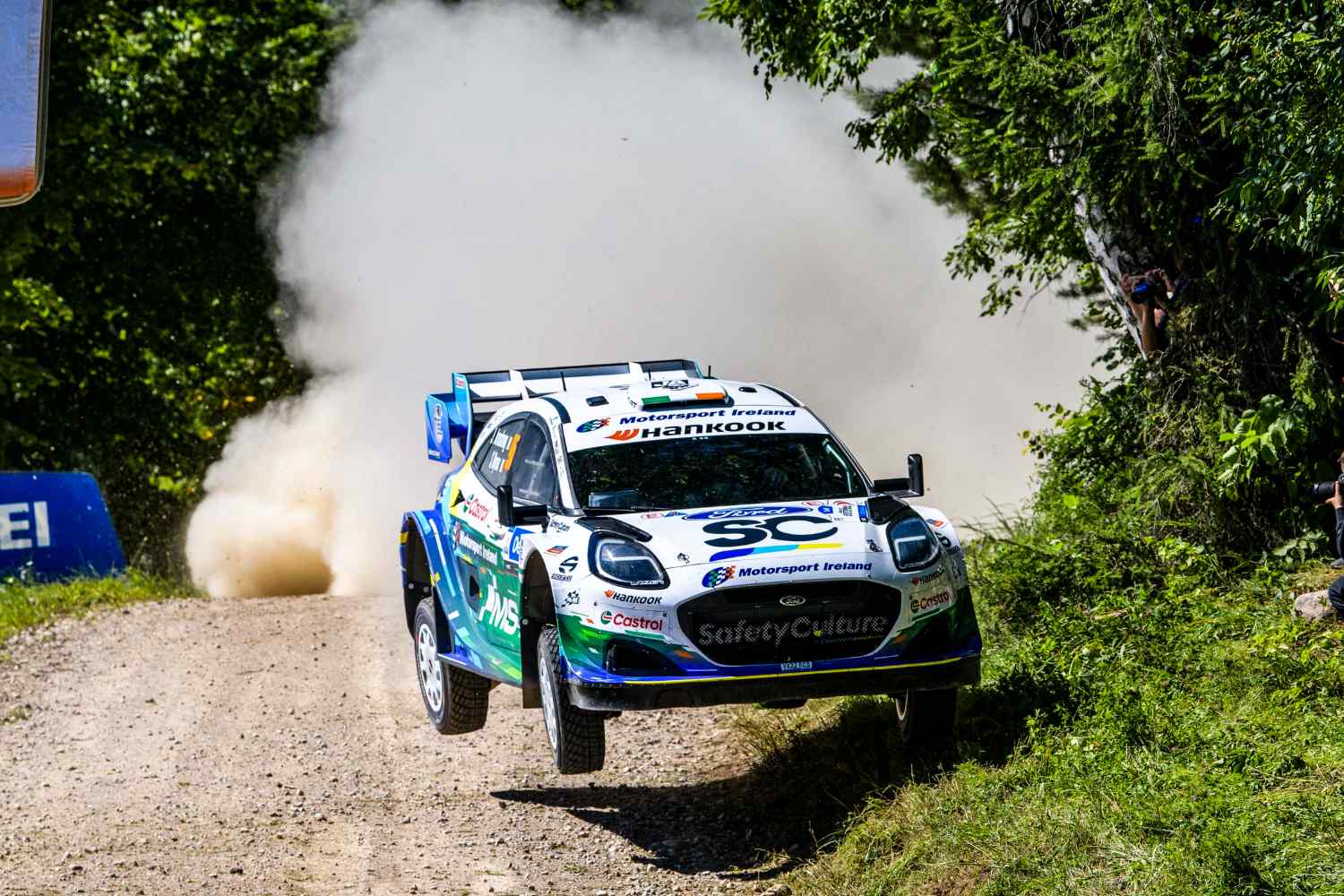 WRC, Jon Armstrong lamenta erro na estreia em ralis rápidos de terra: “Não sabemos o que teria sido possível…”