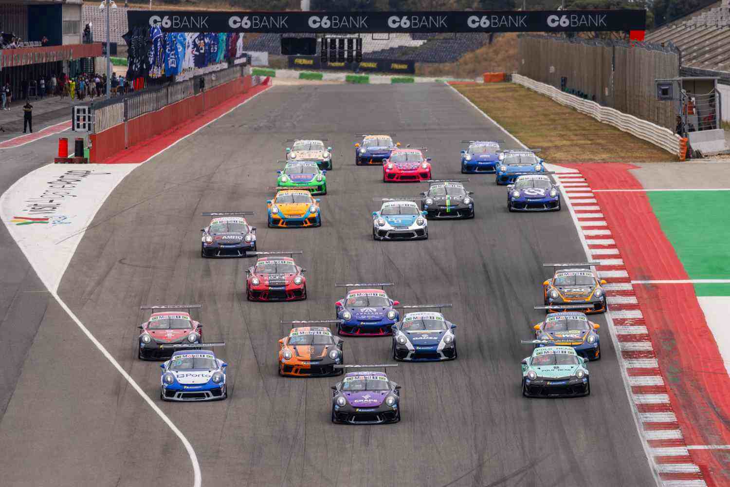 Boas corridas sob o calor do Algarve na Porsche Cup Brasil