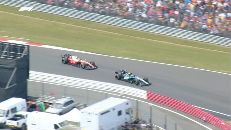 GP Grã-Bretanha: Kimi Antonelli na frente em luta com Charles Leclerc