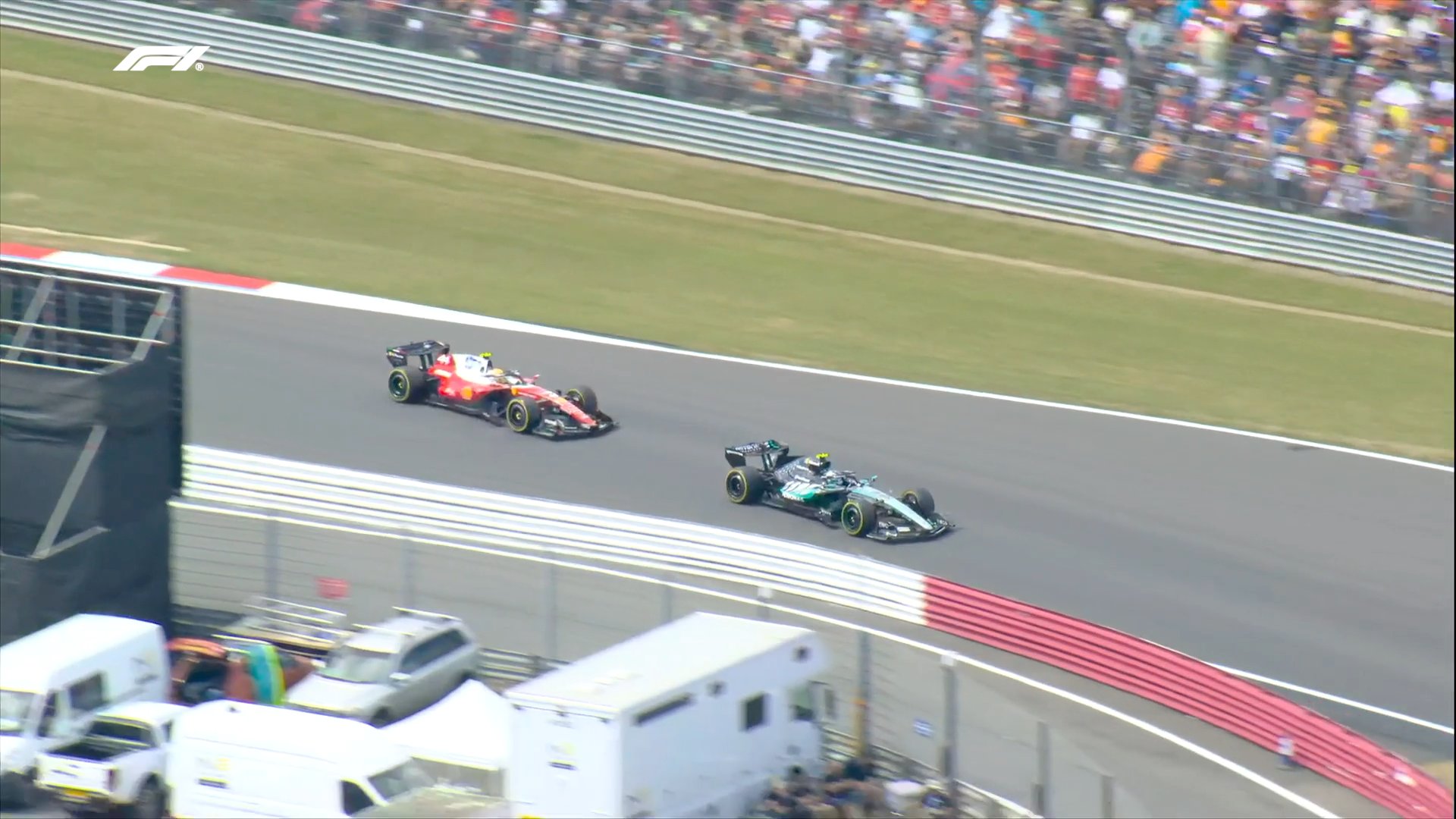 GP Grã-Bretanha: Kimi Antonelli na frente em luta com Charles Leclerc