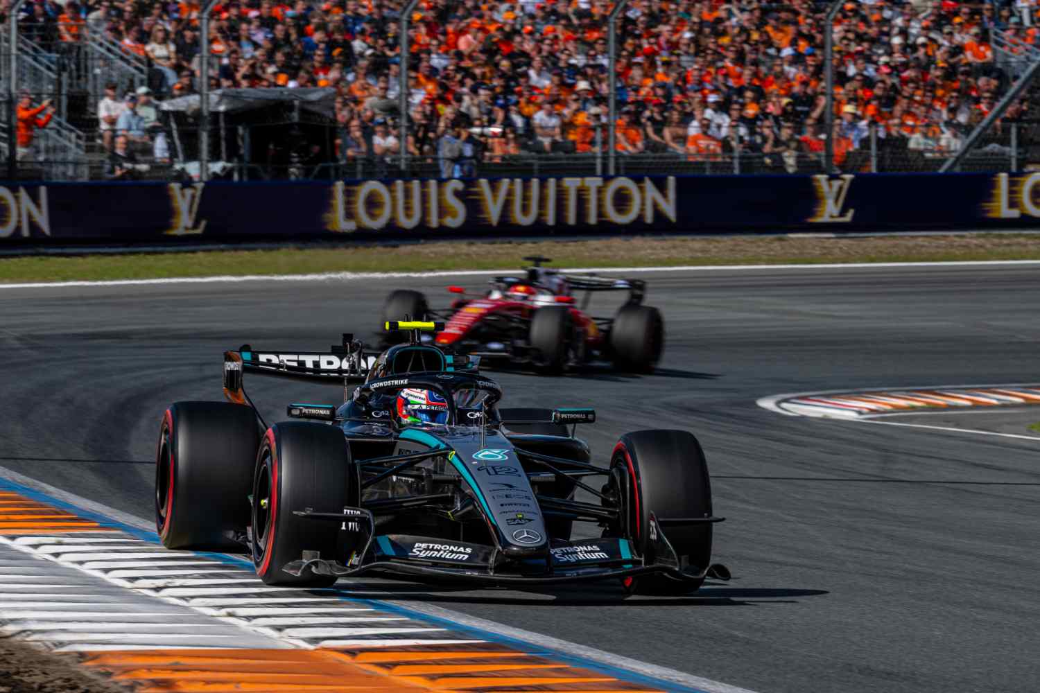 GP Países Baixos F1/V36: Kimi Antonelli na frente, mas tudo em aberto a meio da corrida