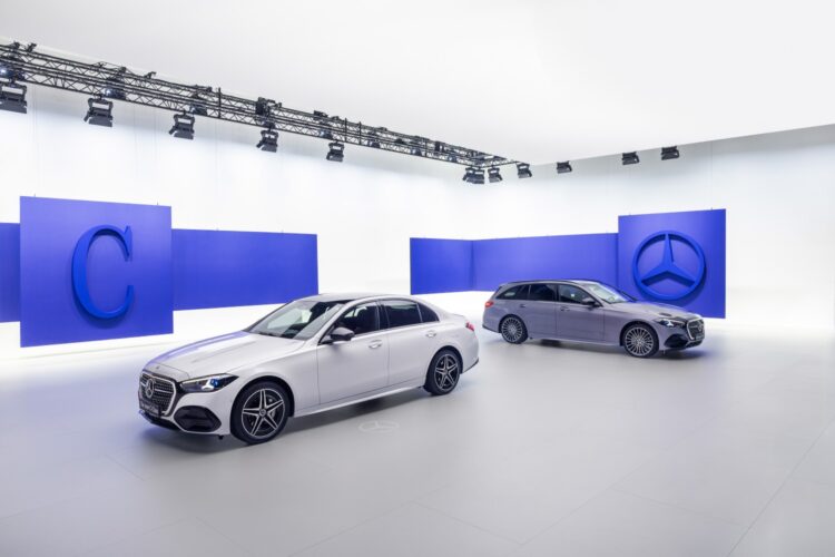 CISION: Mercedes agarra-se ao topo