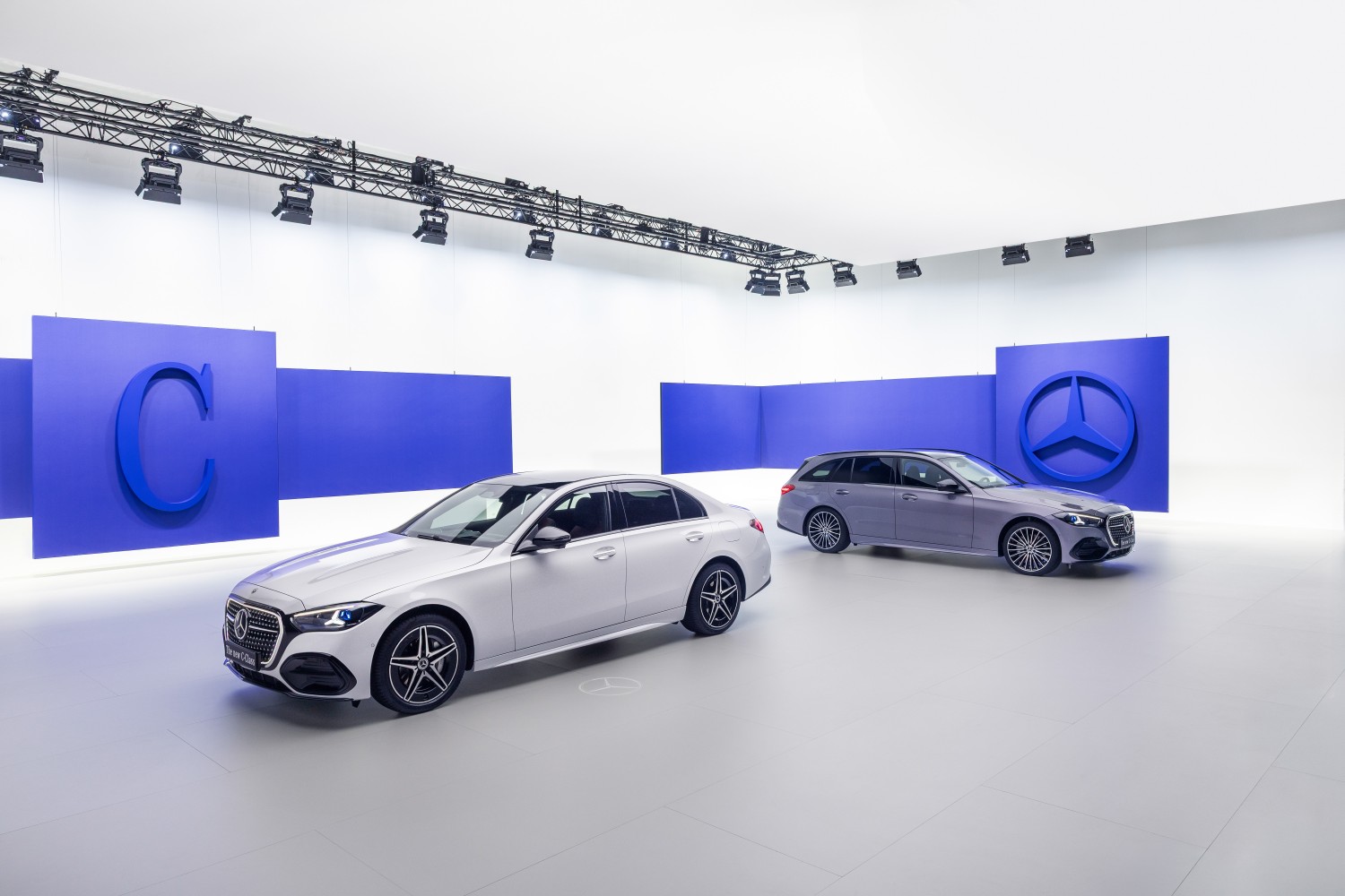 CISION: Mercedes agarra-se ao topo