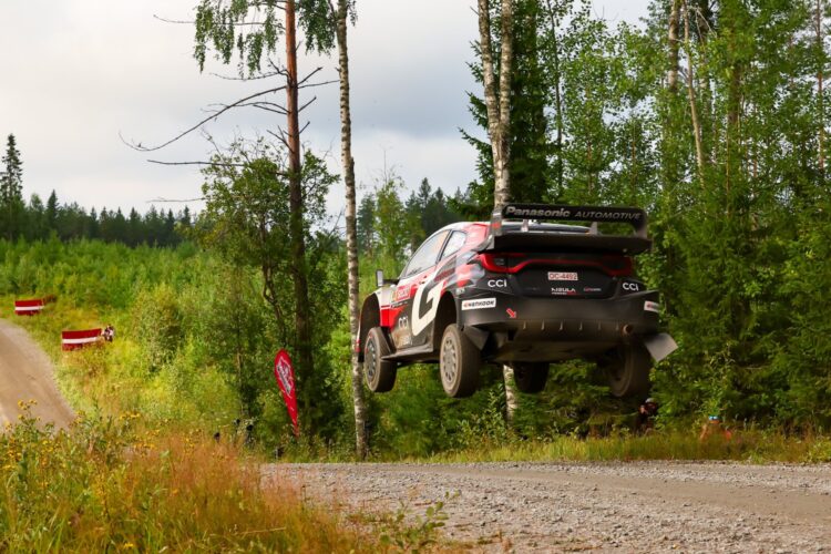 WRC, Rali da Finlândia/PEC16: Ogier vence, mas distâncias mantêm-se