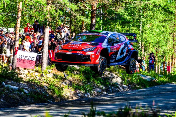 WRC, Rali da Finlândia/PEC11: Evans “morde calcanhares” a Ogier: “gosto que ele dê luta”