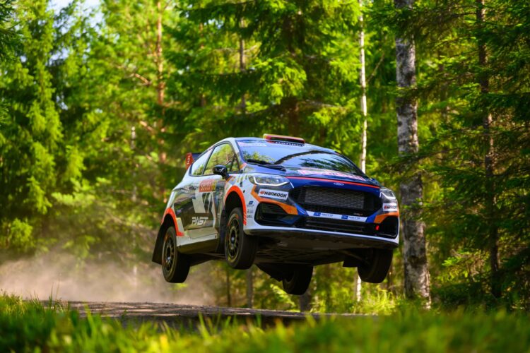 Gil Membrado consolida liderança no WRC3 na Finlândia após sábado exigente
