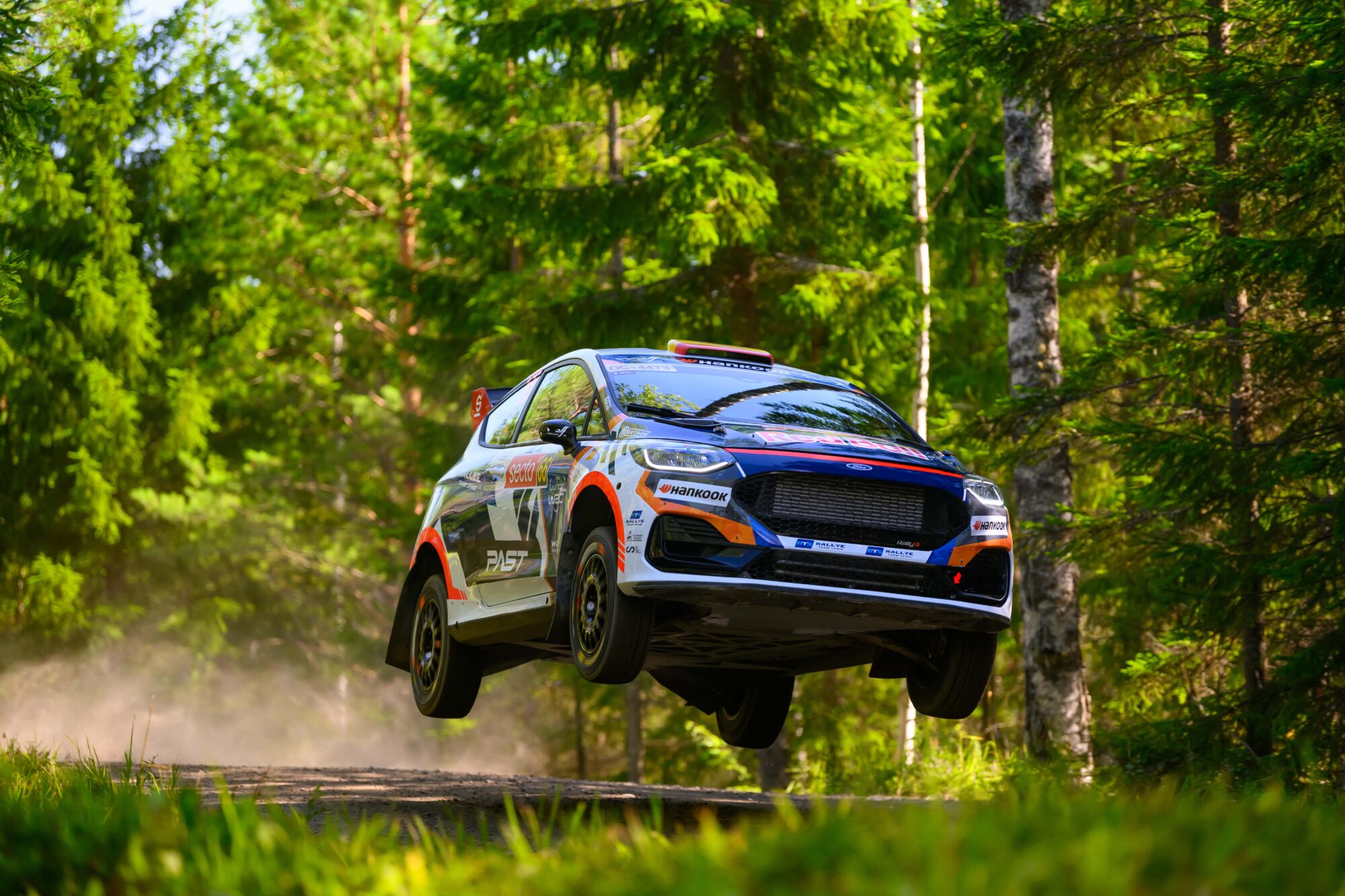 Gil Membrado consolida liderança no WRC3 na Finlândia após sábado exigente