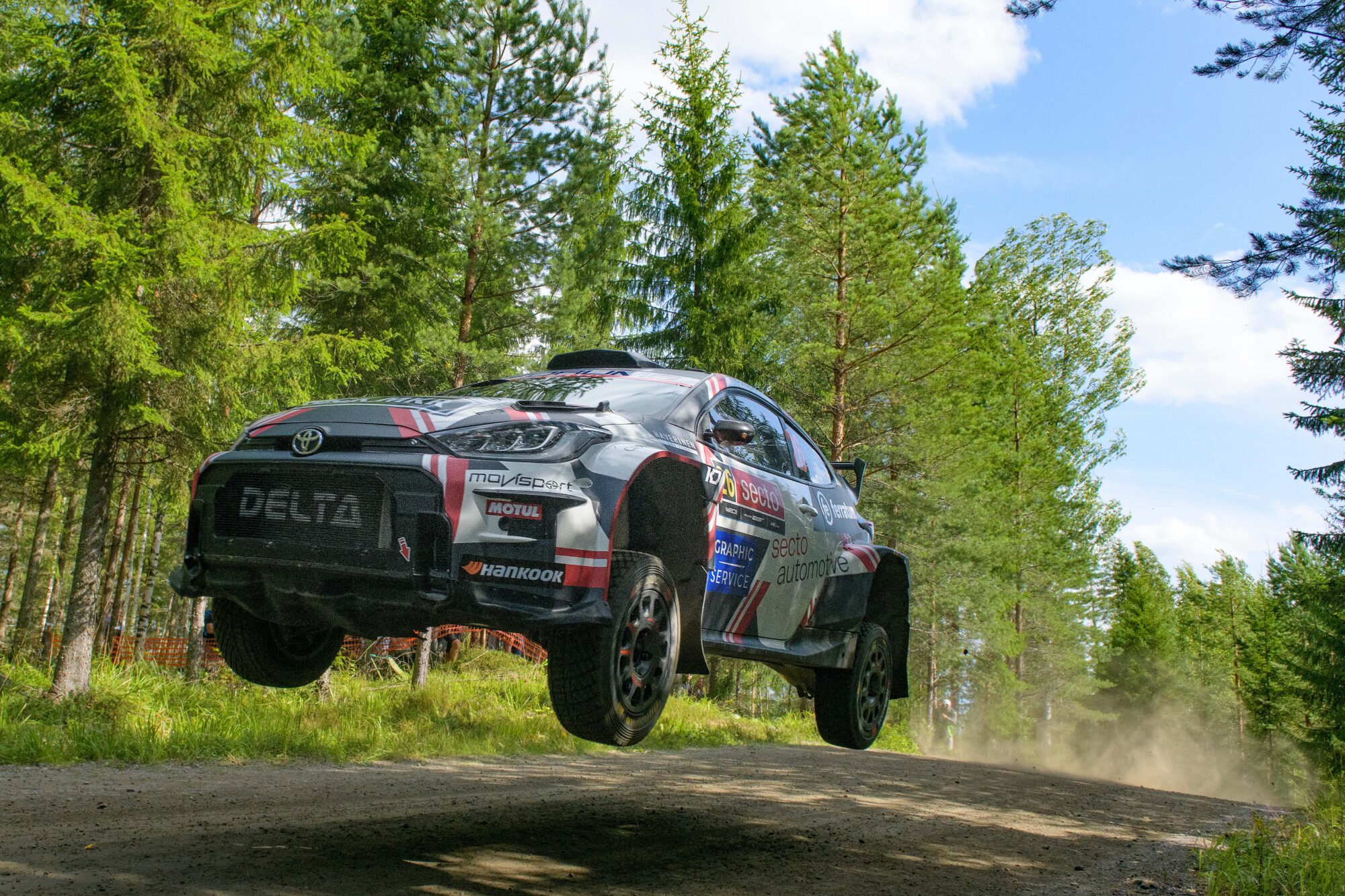 Teemu Suninen e Robert Virves discutem a liderança do WRC2 na Finlândia