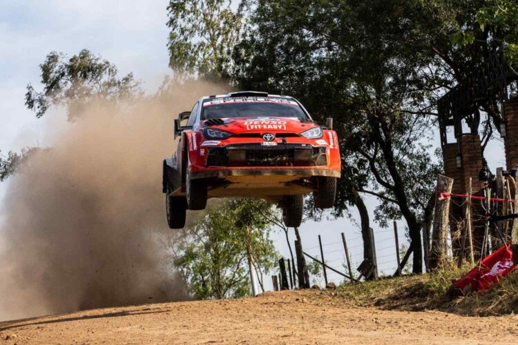 WRC, Sami Pajari lidera Rali do Paraguai: o calvário dos pneus e a dança na liderança