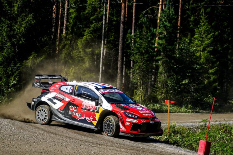 WRC, Rali da Finlândia/PEC17: Sébastien Ogier e Julien Ingrassia fora do carro