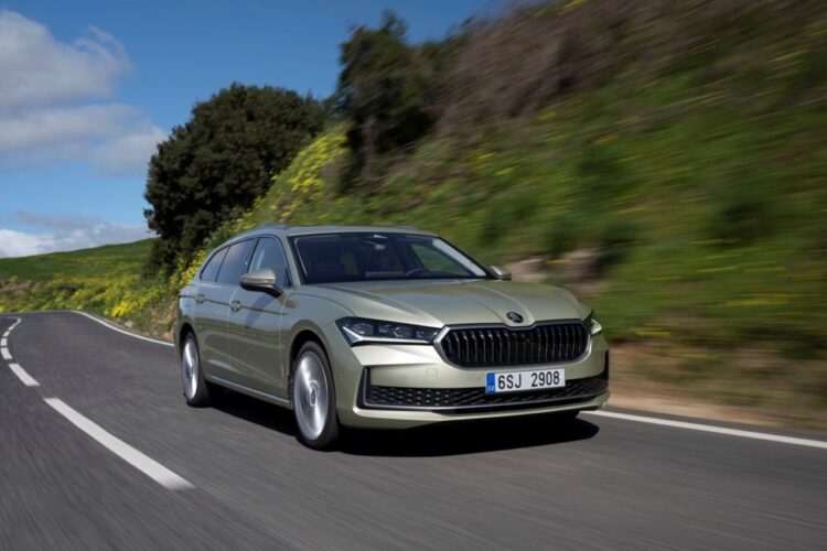 Skoda Superb completa 25 anos