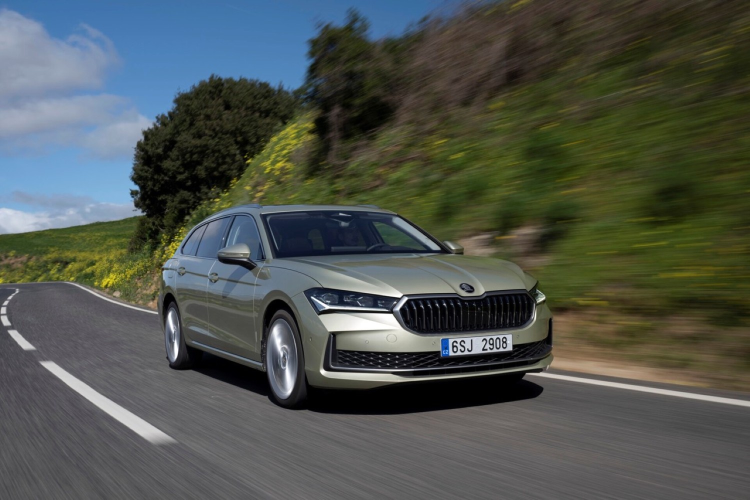 Skoda Superb completa 25 anos