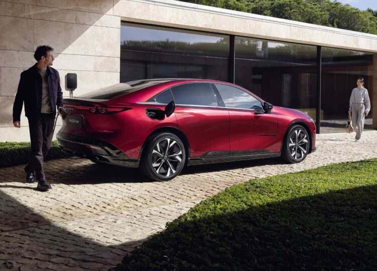 Mazda 6e ganha autonomia e carrega mais depressa