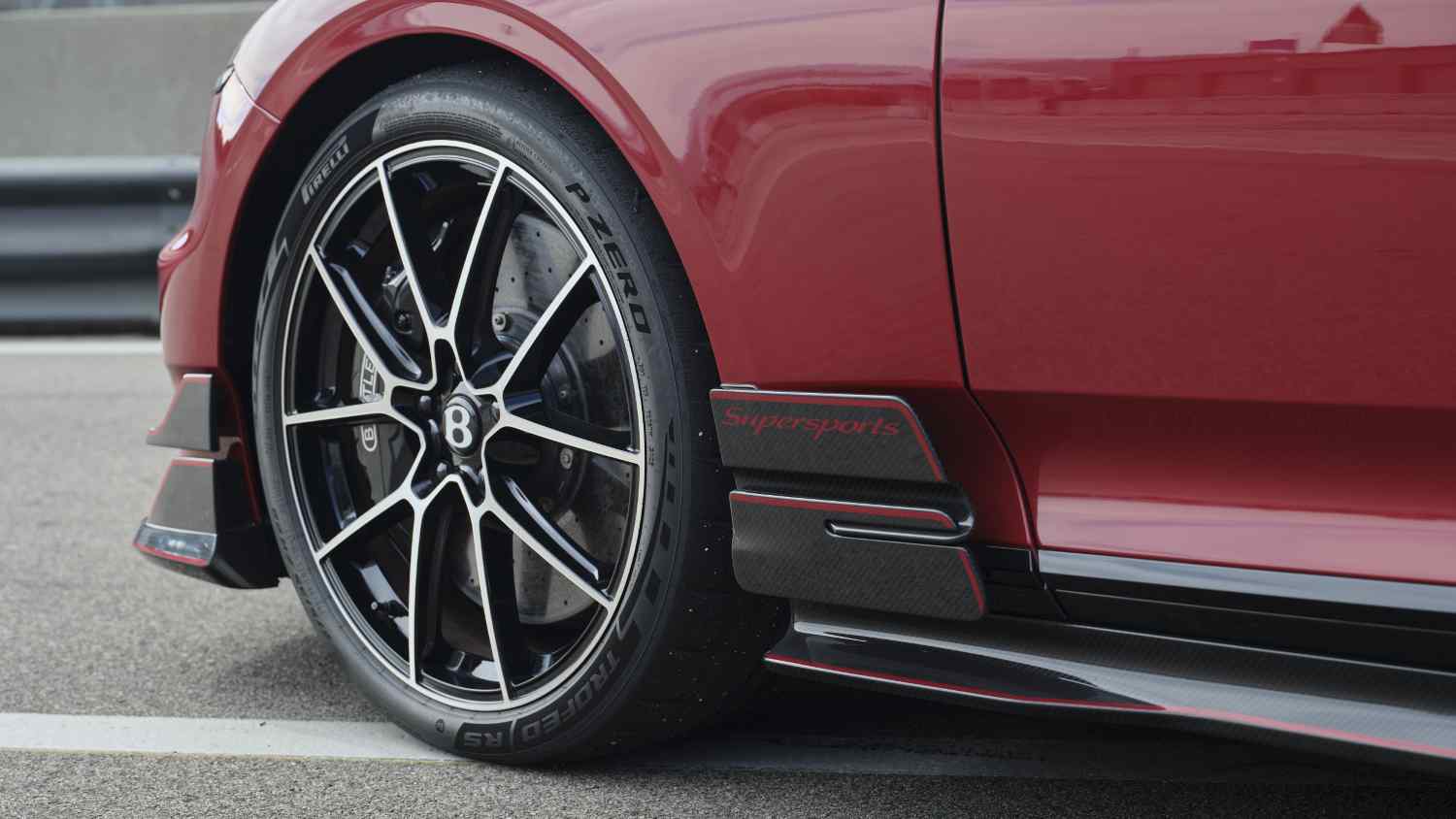 Bentley Supersports atinge 1,3 g com pneus semi-slick da Pirelli