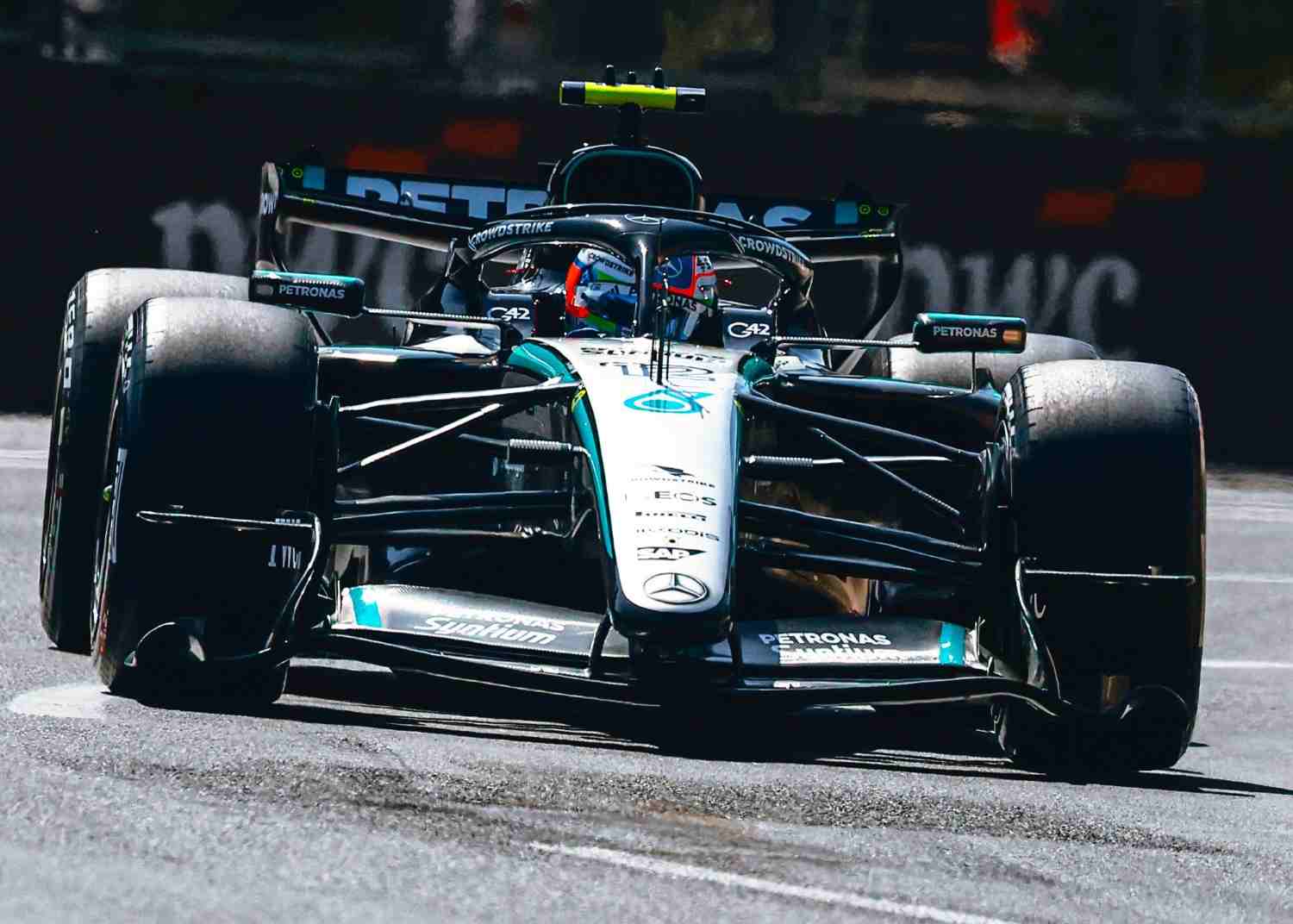 GP Azerbaijão F1, George Russell domina TL2, Mercedes coloca os dois carros no topo