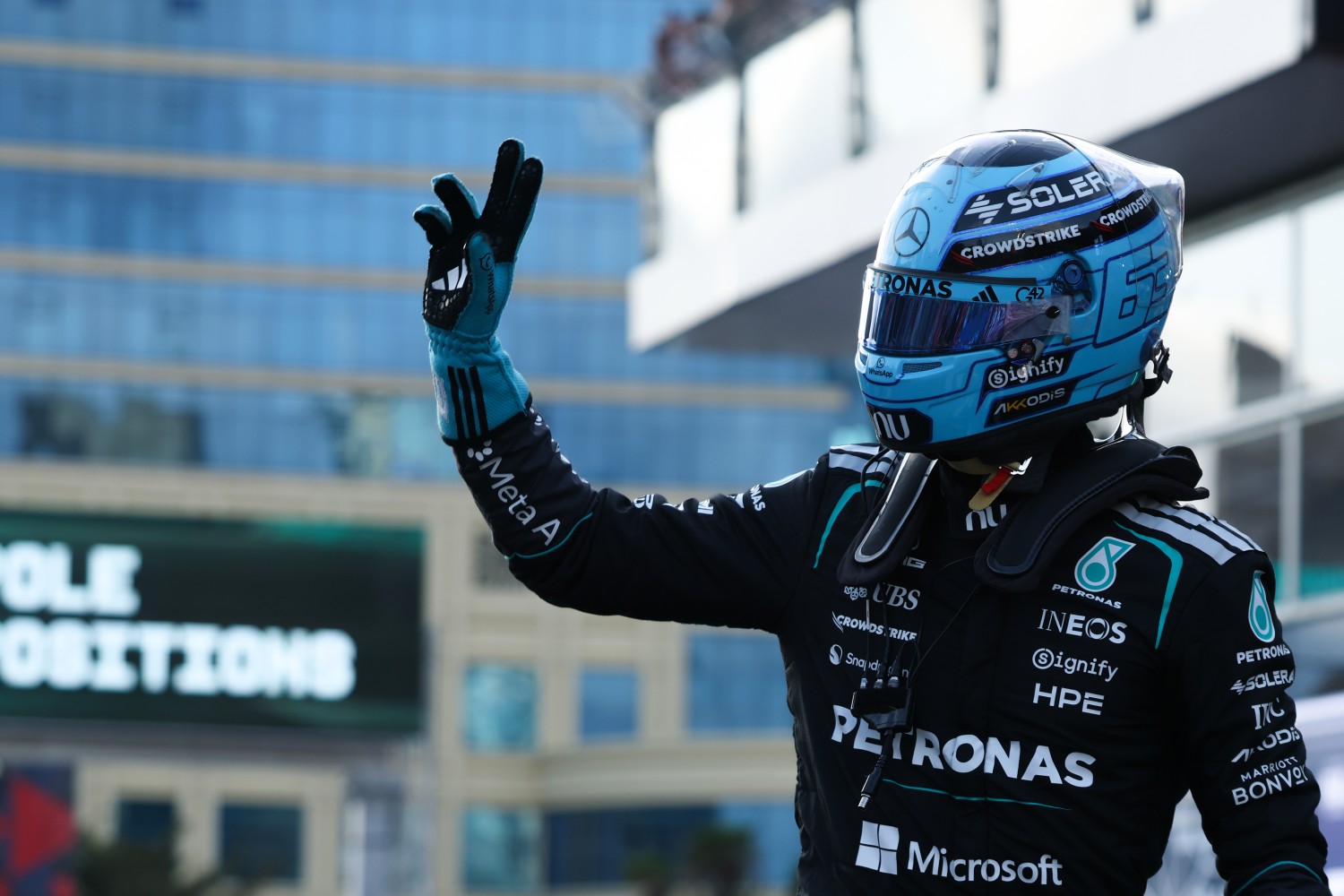 GP Azerbaijão, F1: Russell navega caos da segunda metade da corrida e vence, 0,1 seg. à frente de Verstappen