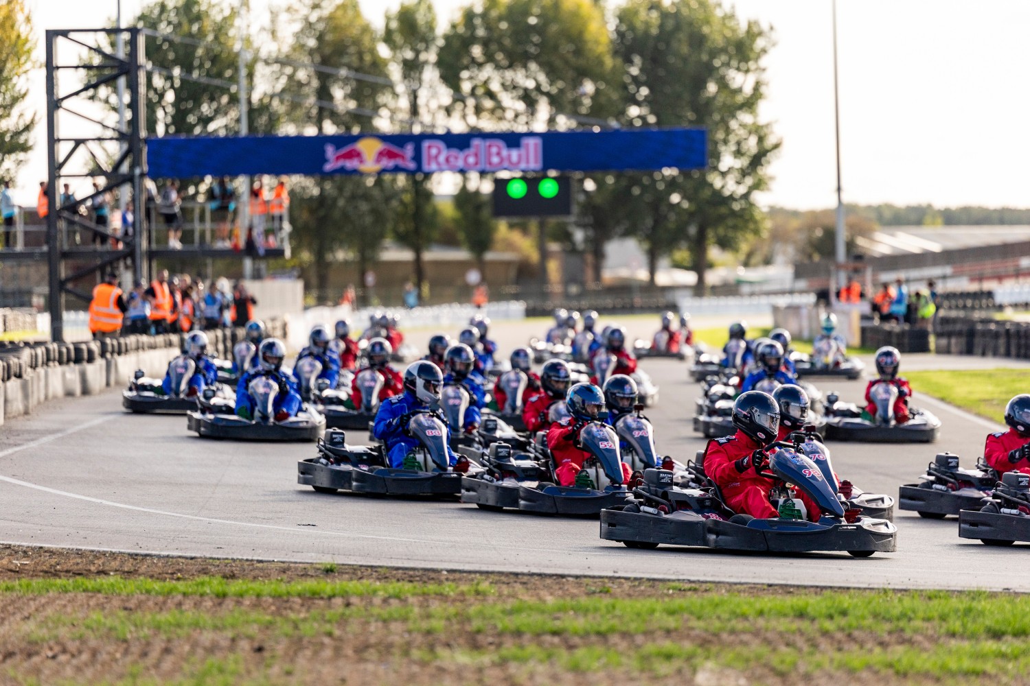Max vs 100: Verstappen ultrapassa 100 karts em 14 voltas, 64 só na primeira