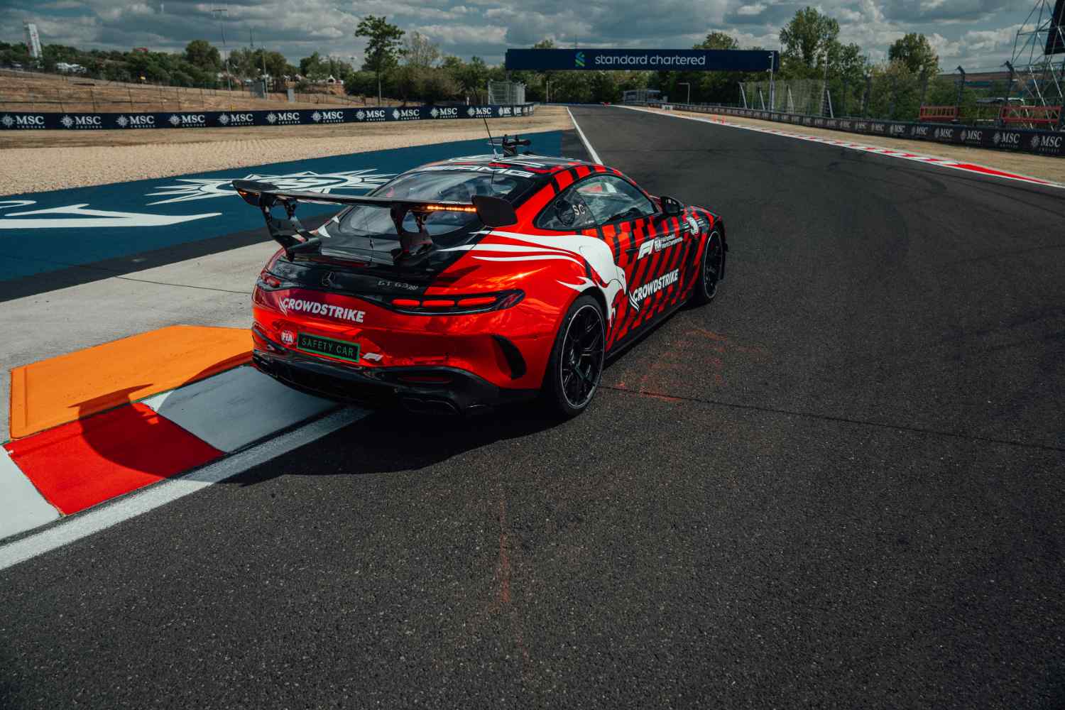 P Zero R à medida para o novo Safety Car oficial da FIA F1, o Mercedes-AMG GT 63 Pro 4Matic+
