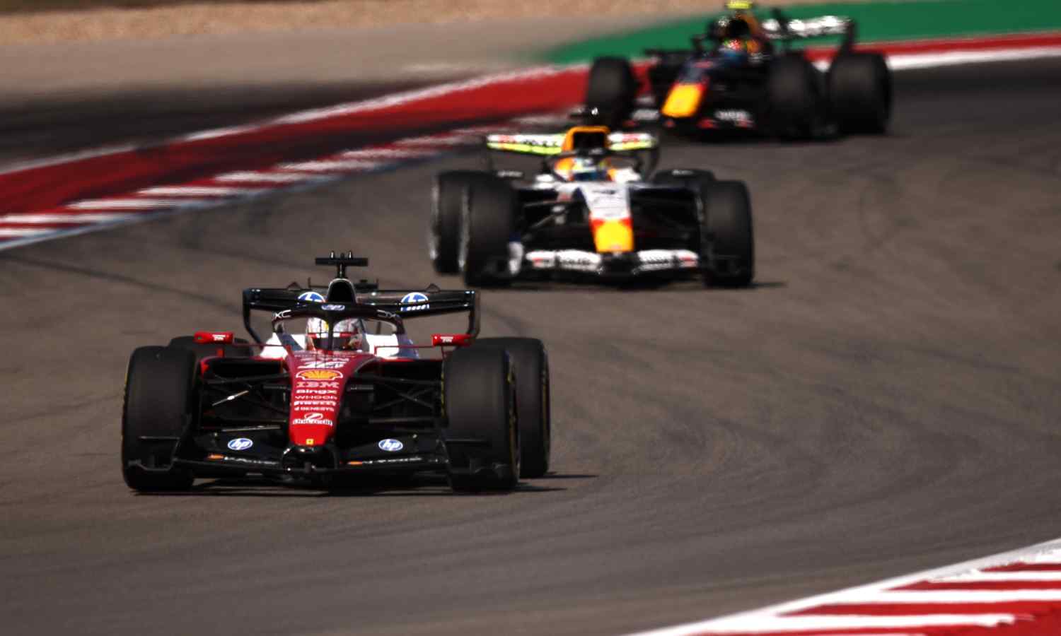 GP dos EUA de F1: Ferrari liderou treinos numa luta renhida entre quatro equipas