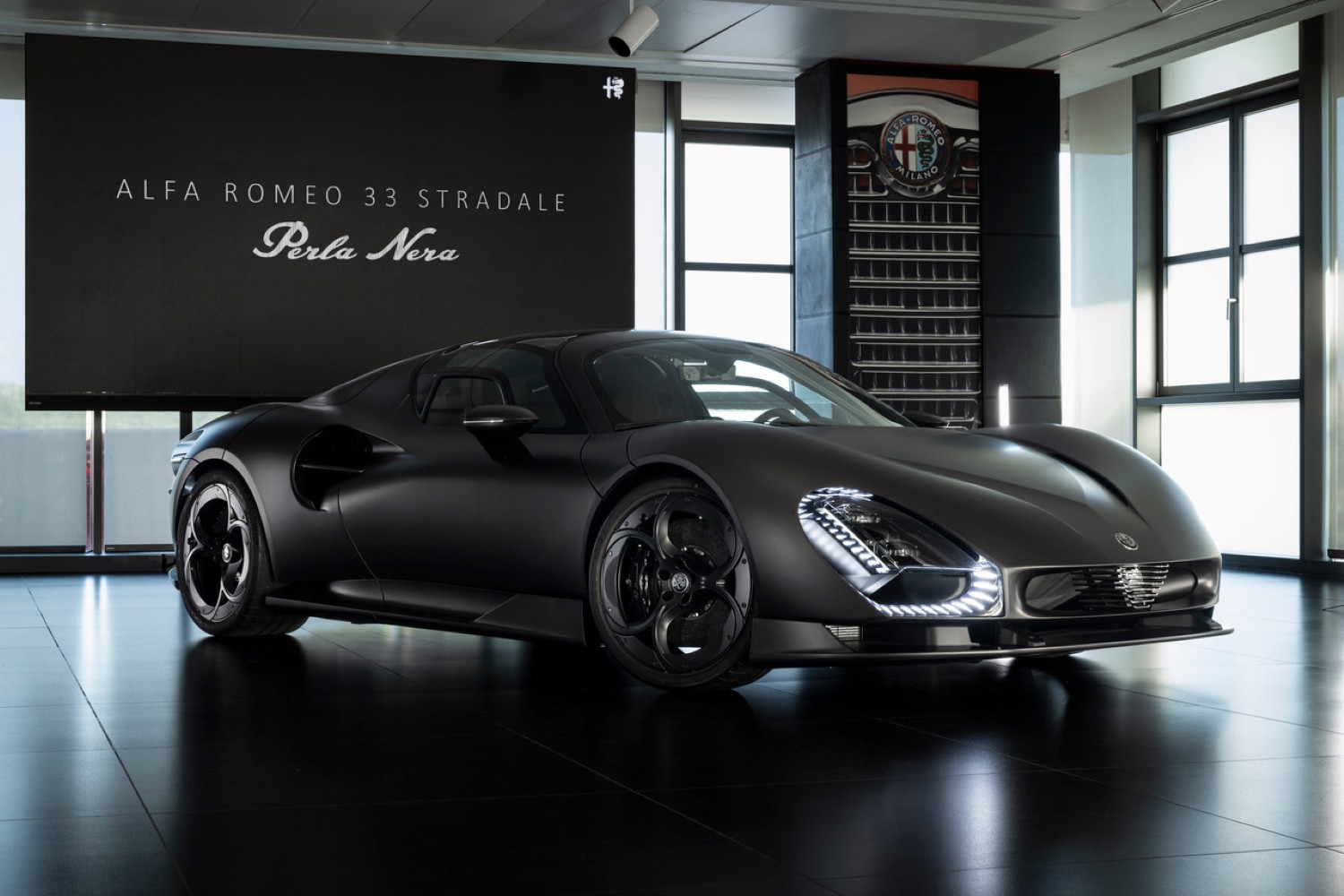 Alfa Romeo 33 Stradale Perla Nera é criação única