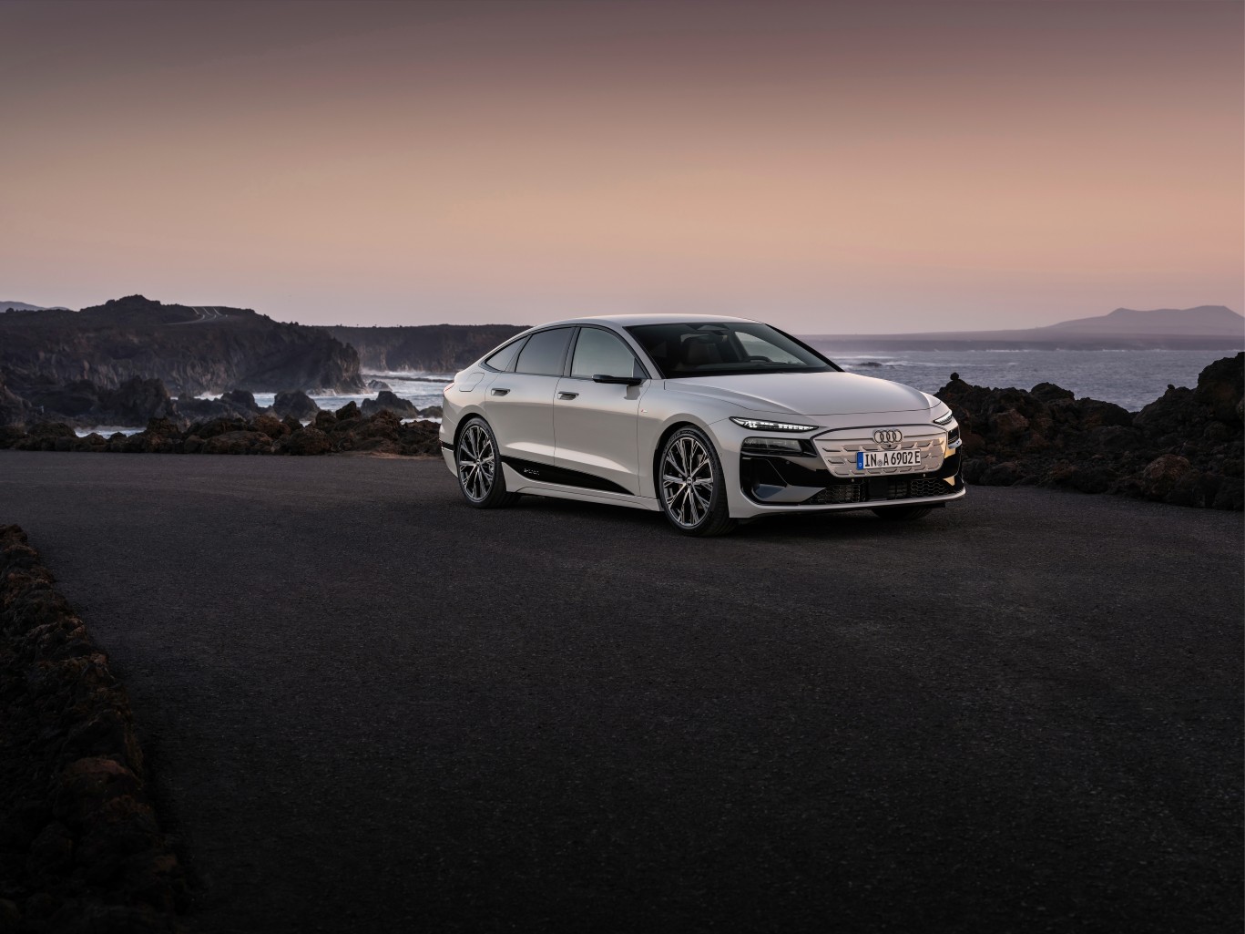 Audi A6 e-tron percorre 1338 km com uma carga