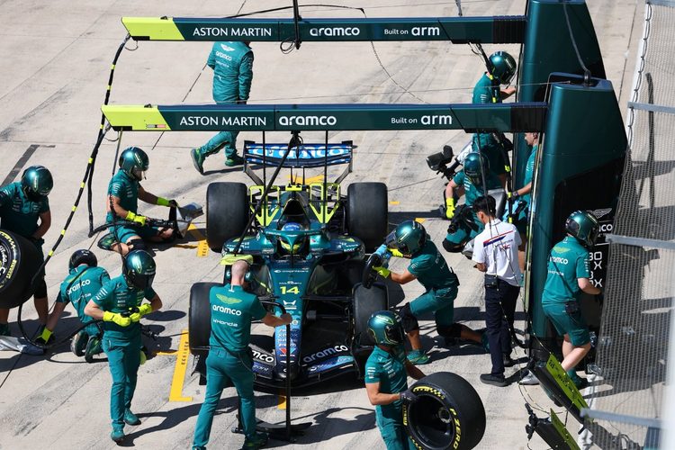 F1: Fernando Alonso questiona qualidade dos pilotos das últimas posições, Albon responde